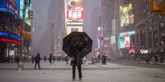 Les rues de New York étrangement dépeuplées dans l'attente du blizzard « Juno »