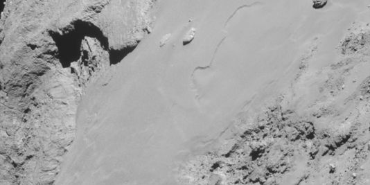 Premiers clichés du rase-mottes de la sonde Rosetta survolant la comète Tchouri
