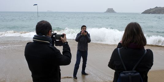 Des milliers de curieux sur les côtes françaises pour la 'marée du siècle'