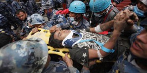 Un adolescent sauvé à Katmandou après cinq jours passés dans les décombres