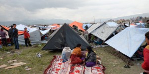 Après le séisme de samedi, les Népalais passent une nouvelle nuit dehors