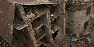 Népal : quatre jours après, des rescapés du séisme retrouvés dans les décombres