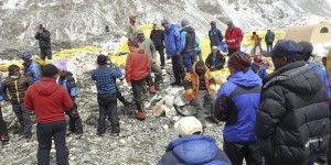 Népal : les survivants de l'Everest bloqués dans des conditions difficiles