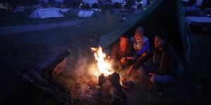 Troisième nuit sous des tentes de fortune pour les habitants de Katmandou