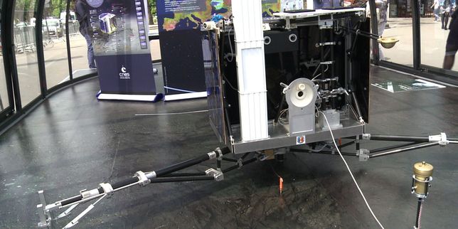 Une réplique du robot Philae installée sur les Champs-Elysées