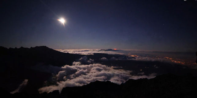 Time-lapse : éruption et éclipse de Lune à La Réunion