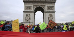 Banderole géante, vélos et fresque humaine à Paris pour marquer la fin de la COP21