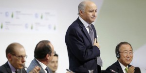 COP21 : l’émotion de Laurent Fabius présentant un accord « ambitieux et équilibré »