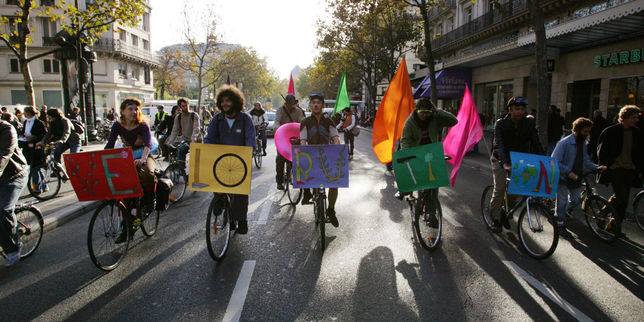 COP21 : à Paris, des centaines de cyclistes se réapproprient la rue