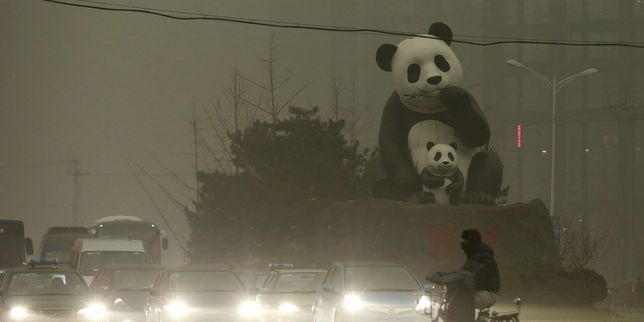 Dans Pékin pollué, la nuit en plein jour