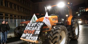 Crise agricole : des tracteurs bloquent la préfecture de Chartres