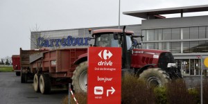 Des éleveurs bloquent des grandes surfaces en Bretagne en soutien à une proposition de loi LR