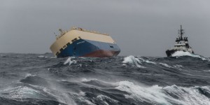 Tentative de remorquage du cargo « Modern-Express » avant un échouement sur la côte landaise