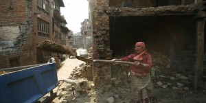 Un an après le séisme, le Népal peine à se reconstruire