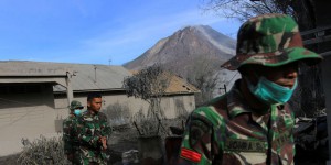 Des villages ensevelis par des cendres brûlantes après une éruption volcanique en Indonésie