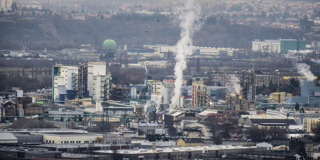 L’incendie dans une usine chimique classée Seveso près de Lyon maîtrisé