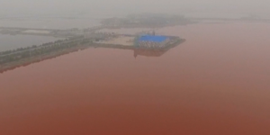 En Chine, la moitié du lac salé Yuncheng devient rouge