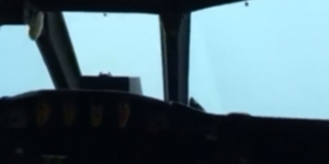 Des chasseurs de cyclones traversent l'ouragan Matthew en avion