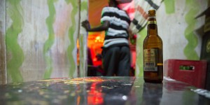 Une nuit chez les Masai avec catch américain, bières fraîches et musique électro