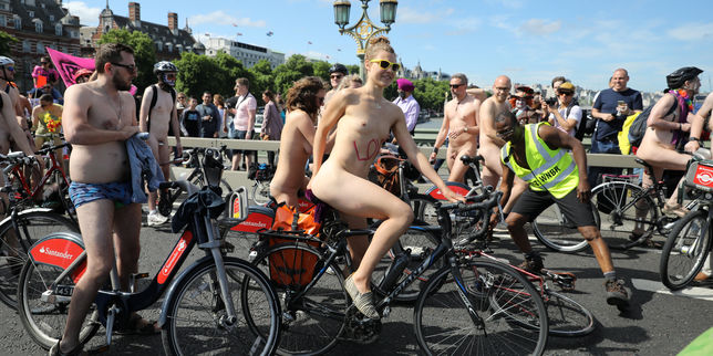 A Madrid, des cyclistes tout nus roulent pour faire la promotion du vélo