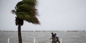 215 km/h de vent, des milliers de Texans évacués : l’ouragan Harvey en images