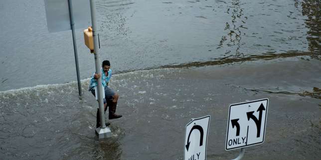 SOS et secours improvisés : les réseaux sociaux mis à contribution dans un Houston inondé