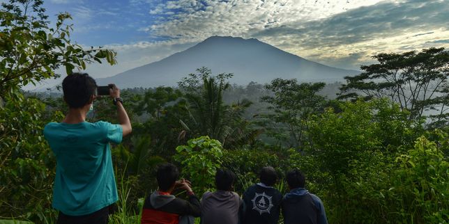 Plusieurs milliers de personnes évacuées en Indonésie par crainte de l’éruption d’un volcan