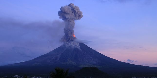 Aux Philippines, des milliers de personnes fuient la menace du volcan Mayon