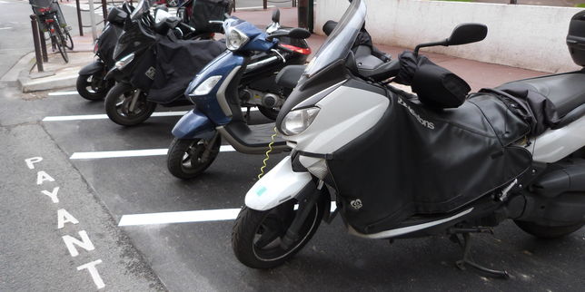 Deux villes du Val-de-Marne instaurent le stationnement payant pour les motos et les scooters