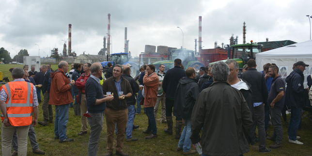 « Soit on bloque, soit on crève » : devant la raffinerie de Grandpuits, le ras-le-bol des agriculteurs