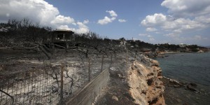 Après des incendies dévastateurs et meurtriers, la prise en charge des sinistrés s’organise en Grèce