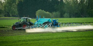 Pesticides : le gouvernement opte pour des distances très réduites entre zones d’épandage et habitations