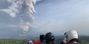 Philippines : le volcan Taal entre en activité, des milliers de personnes évacuées