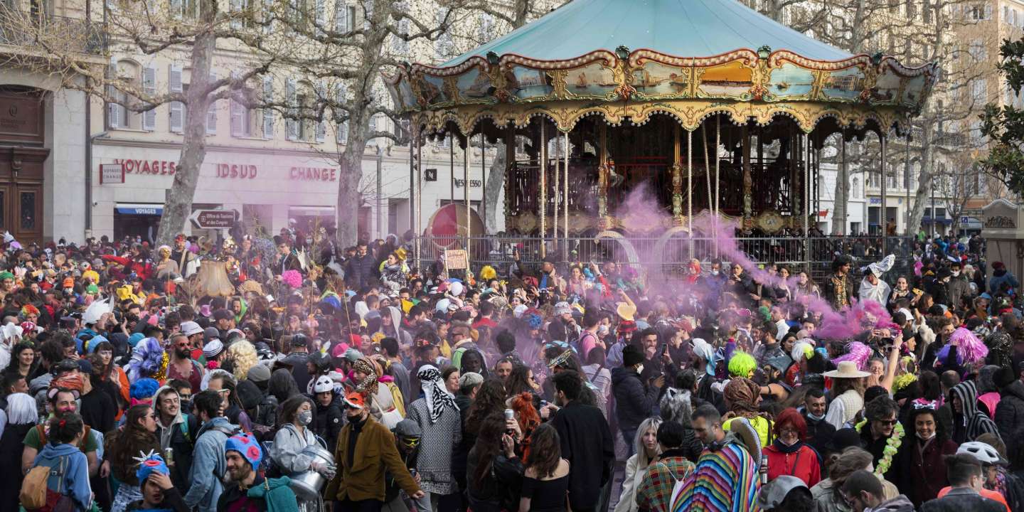 Des milliers de personnes réunies pour un carnaval non autorisé à Marseille, sans gestes barrières ni masques anti-Covid-19