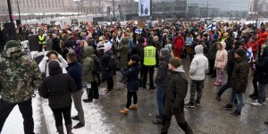 Coronavirus : vingt arrestations lors des manifestations contre les restrictions en Finlande