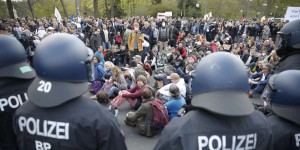Des manifestations à Berlin, alors que les députés allemands votent un durcissement de la loi anti-Covid
