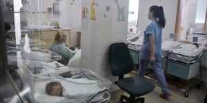 En Grèce, le sombre business de l’accouchement