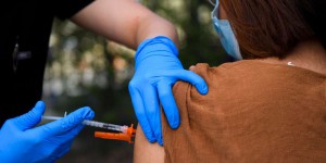 Des youtubeurs français incités à dénigrer le vaccin contre le Covid-19 de Pfizer-BioNTech