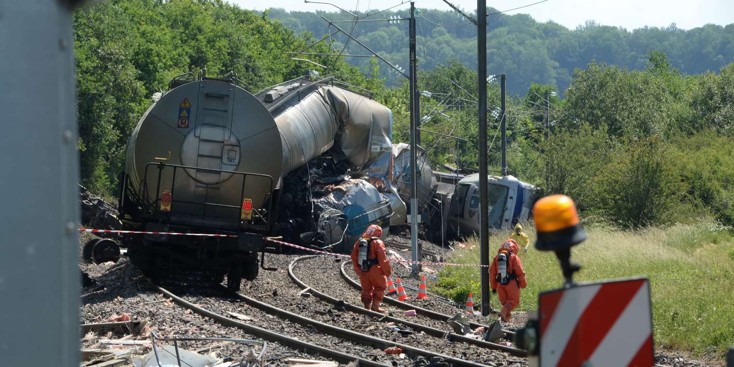 Ardennes : pollution fluviale à la suite d’une collision entre un poids lourd et un train transportant de l’acide phosphorique