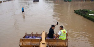 Intempéries en Chine : cernés par les eaux, des habitants évacués par un pont flottant