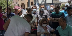 Les Iraniens en quête de vaccins contre le Covid-19 en Arménie
