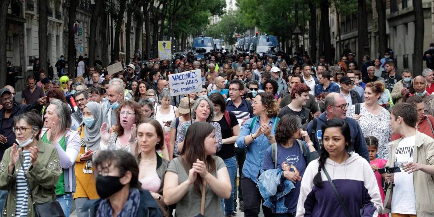Passe sanitaire : des milliers de manifestants en France contre son extension et contre la vaccination