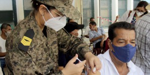 Covid-19 : vaccination marathon en Tunisie, fin du dépistage dans la ville chinoise de Wuhan