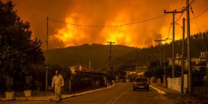 Incendies en Grèce : le feu toujours incontrôlable sur l’île d’Eubée, celui au nord d’Athènes semble maîtrisé
