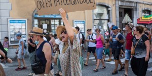 Passe sanitaire : à Chambéry, entre peur d’être caricaturés et propos radicaux, les manifestants affichent leur défiance