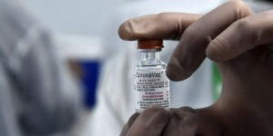 En Algérie, lancement de la production locale du vaccin chinois CoronaVac contre le Covid-19