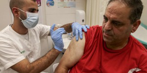 Covid-19 : la troisième dose de vaccin réduirait le risque d’infection de plus de 85 %