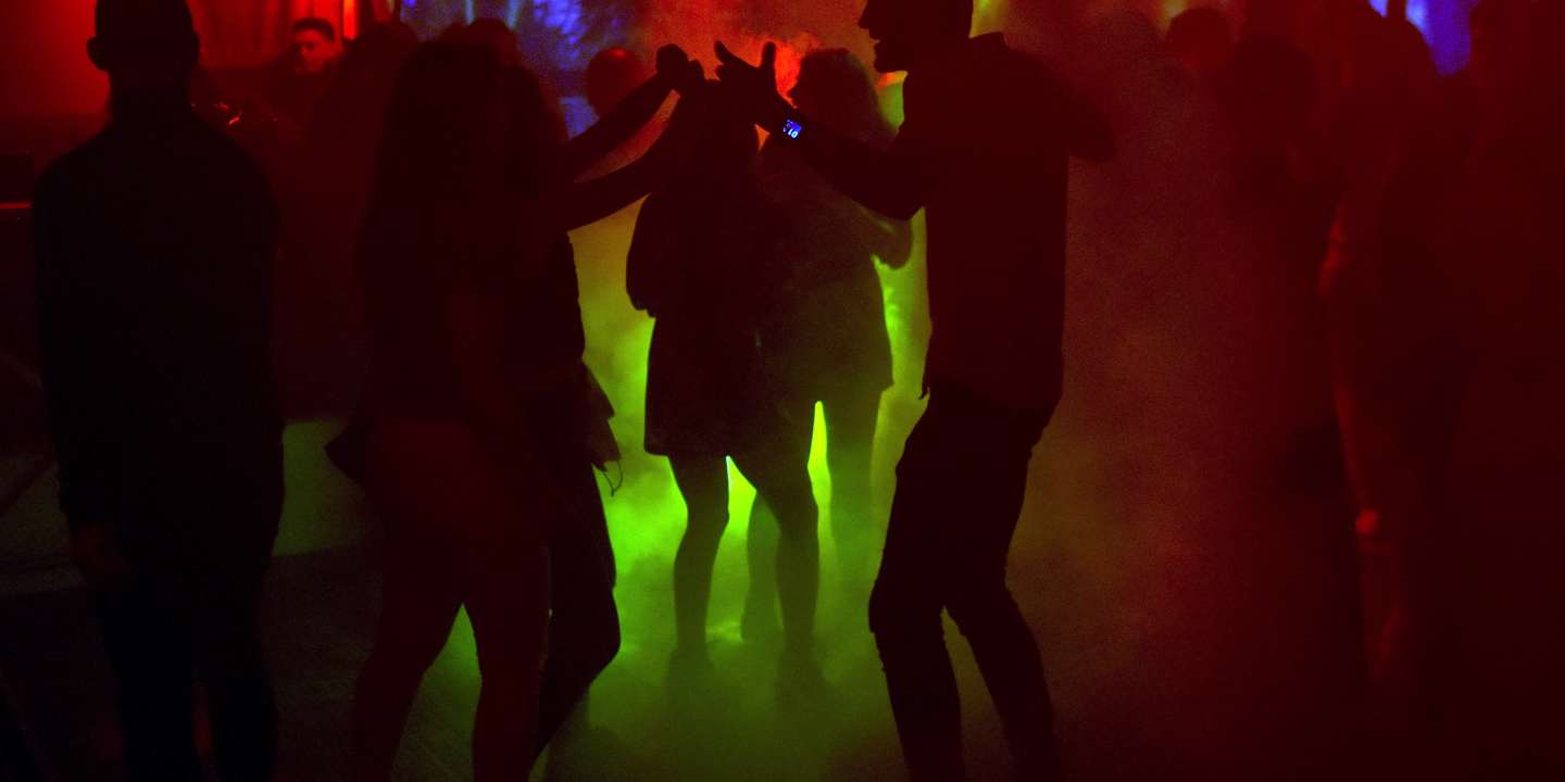 Covid-19 : les discothèques rouvrent mercredi en France, les concerts debout reprennent