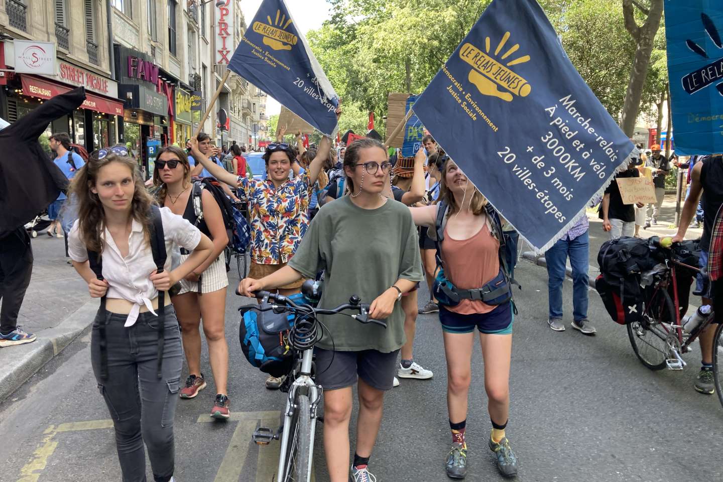 Les marcheurs du Relais jeune, pour la justice climatique et sociale, terminent leur périple de 3 000 km à Paris