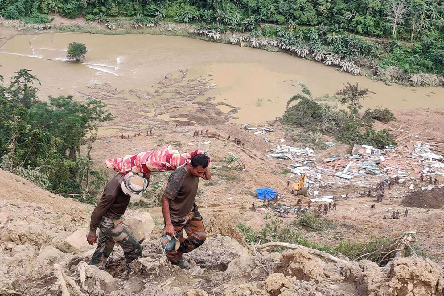 En Inde, un glissement de terrain fait plusieurs dizaines de morts et disparus